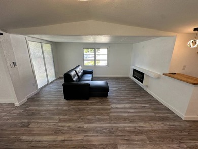 Welcome to Silk Oak Lodge - Resort-Style Living in the Heart of - photo 2
