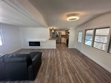Welcome to Silk Oak Lodge - Resort-Style Living in the Heart of - photo 4