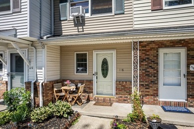 Move right into this freshly painted 2-bedroom, 1.5-bath - photo 1