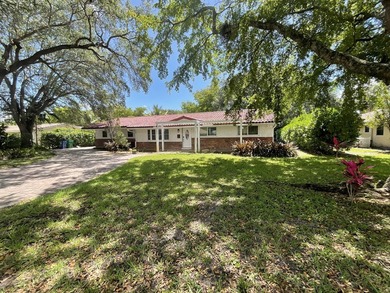 Immaculate MOVE IN READY! 5 bed/ 2baths house in Coral Springs - photo 1