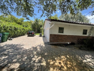Immaculate MOVE IN READY! 5 bed/ 2baths house in Coral Springs - photo 4