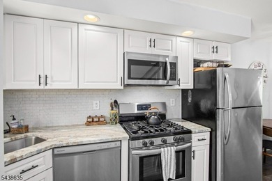 Move right into this freshly painted 2-bedroom, 1.5-bath - photo 5