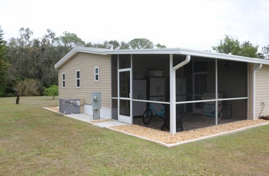 An immaculate and well-maintained 2-bedroom 2-bath manufactured - photo 4