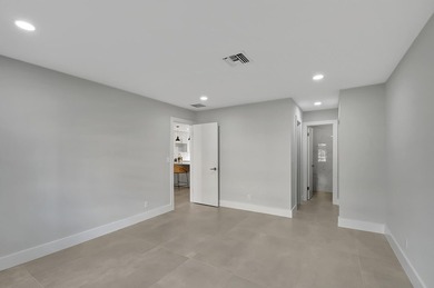 RENOVATED, MOVE-IN READY VILLA. Experience effortless Florida - photo 18
