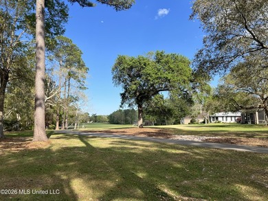 Prime Golf Course Living in Diamondhead | Wake up to sweeping - photo 30