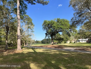 Prime Golf Course Living in Diamondhead | Wake up to sweeping - photo 31
