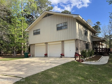 Prime Golf Course Living in Diamondhead | Wake up to sweeping - photo 33