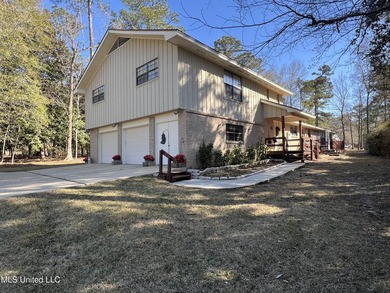 Prime Golf Course Living in Diamondhead | Wake up to sweeping - photo 34