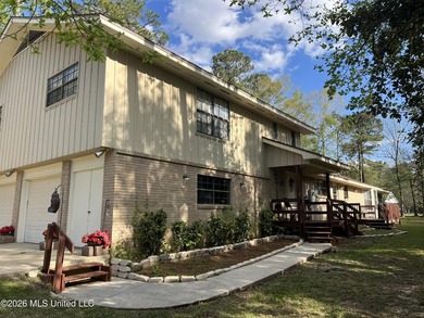 Prime Golf Course Living in Diamondhead | Wake up to sweeping - photo 35
