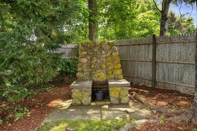 A West Dennis ''Jewel'' of a home. 34 Fisk Street offering three - photo 40