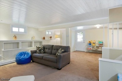 Impressive updated ranch.. Beautiful custom kitchen boasts an - photo 18