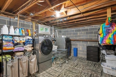 Impressive updated ranch.. Beautiful custom kitchen boasts an - photo 20