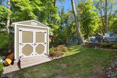 Impressive updated ranch.. Beautiful custom kitchen boasts an - photo 22