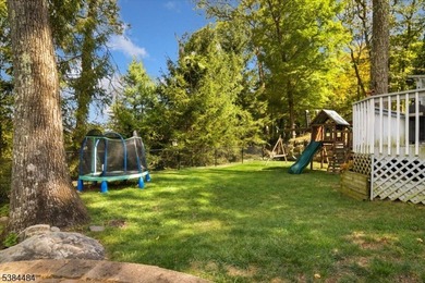 Impressive updated ranch.. Beautiful custom kitchen boasts an - photo 24