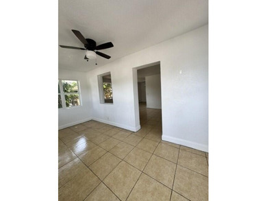 Single family home located just a few miles from the beach! New - photo 2