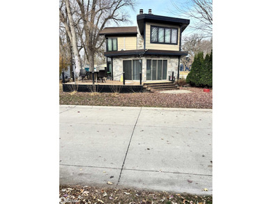 Beautiful updated home located right next to the lake! All new - photo 3