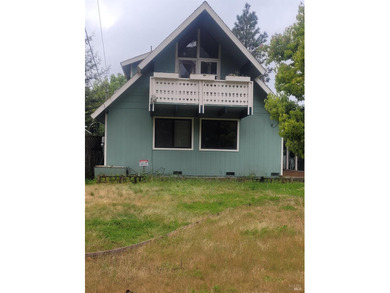 Charming 3-bed 2-bath home with a view. Fenced garden, detached - photo 1