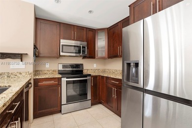 Welcome to easy living in this beautifully updated 3-bedroom - photo 2