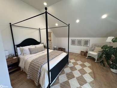 Beautiful move-in-ready property that blends timeless character - photo 7