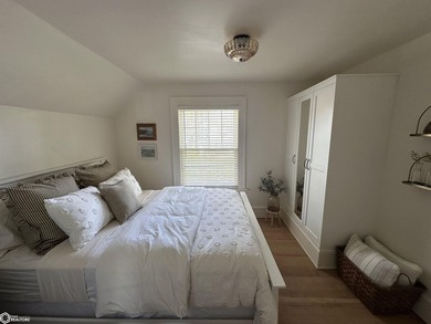 Beautiful move-in-ready property that blends timeless character - photo 9