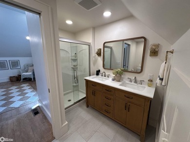 Beautiful move-in-ready property that blends timeless character - photo 10