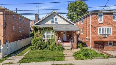 Hot Flushing Location. 40x100 lot. Delivered vacant. Two-family: - photo 1
