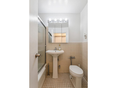 Lovely spacious one bedroom apartment (front facing). Large - photo 15