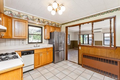 Welcome to this spacious and meticulously maintained home - photo 11