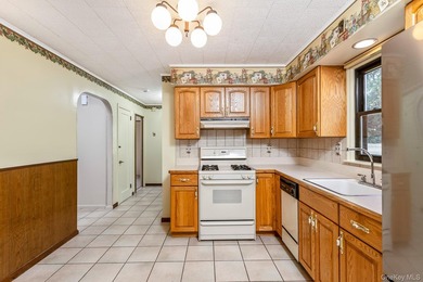 Welcome to this spacious and meticulously maintained home - photo 12