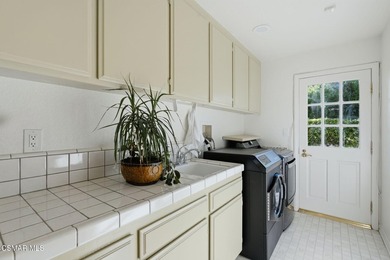 This beautifully maintained 4-bedroom, 4-bathroom residence - photo 15