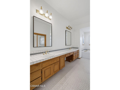 This beautifully maintained 4-bedroom, 4-bathroom residence - photo 26