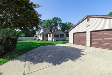 Welcome to this spacious and meticulously maintained home - photo 26