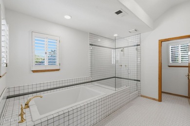 This beautifully maintained 4-bedroom, 4-bathroom residence - photo 30
