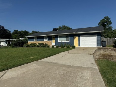 Step into this beautifully refreshed 3-bedroom, 1.5-bath ranch - photo 2