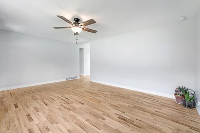 Step into this beautifully refreshed 3-bedroom, 1.5-bath ranch - photo 4