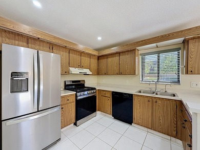 RARE 3BR/2.5BA WITH PREMIUM PRIVACY! CLEAN, WELL-MAINTAINED & - photo 1