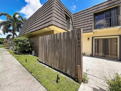 RARE 3BR/2.5BA WITH PREMIUM PRIVACY! CLEAN, WELL-MAINTAINED & - photo 2
