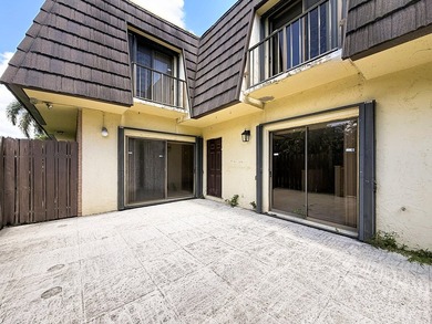RARE 3BR/2.5BA WITH PREMIUM PRIVACY! CLEAN, WELL-MAINTAINED & - photo 4