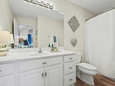 MOTIVATED SELLER! Room for everyone in a gorgeous lakefront - photo 17