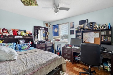 Beautifully updated 5-bedroom, 3-bathroom corner lot home - photo 33