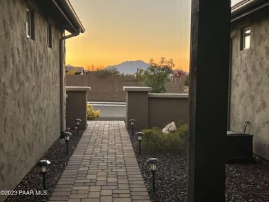 This freshly painted, immaculate home has been so well cared for - photo 39