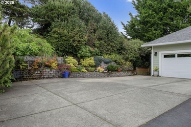 Tucked away & private on a wooded knoll in Heceta South, this - photo 6