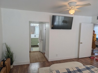 Unique, incomparable 1-bed, 1.5-bath corner unit with flexible - photo 26