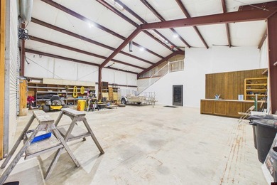Very cool red iron shop barndominium on 3.5 ac m/l that joins - photo 29