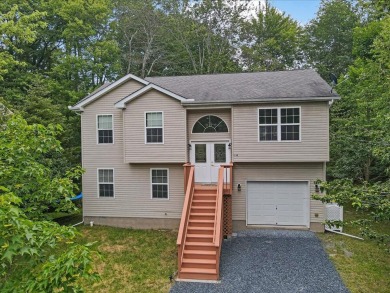 Lake Carobeth Home For Sale in Tobyhanna Pennsylvania