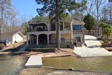 Remarkable waterfront home in a cove with lakefront views. - photo 1