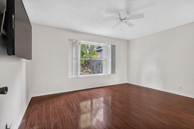 Welcome to this charming 3-bedroom, 2.5-bathroom townhouse - photo 26