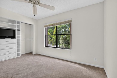 Welcome to this charming 3-bedroom, 2.5-bathroom townhouse - photo 33