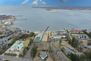 Presenting a spectacular 1.23 acre prime Kings Point waterfront - photo 1