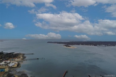 Presenting a spectacular 1.23 acre prime Kings Point waterfront - photo 2